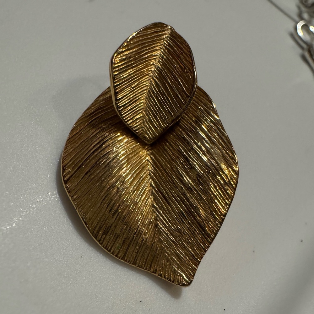 Vintage Gold Amway Designs Double Leaf 3-D Brooch Excellent condition